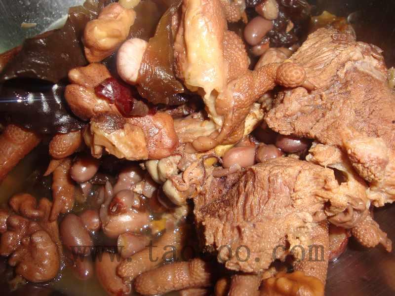 黑木耳核桃瘦肉花生鸡脚汤